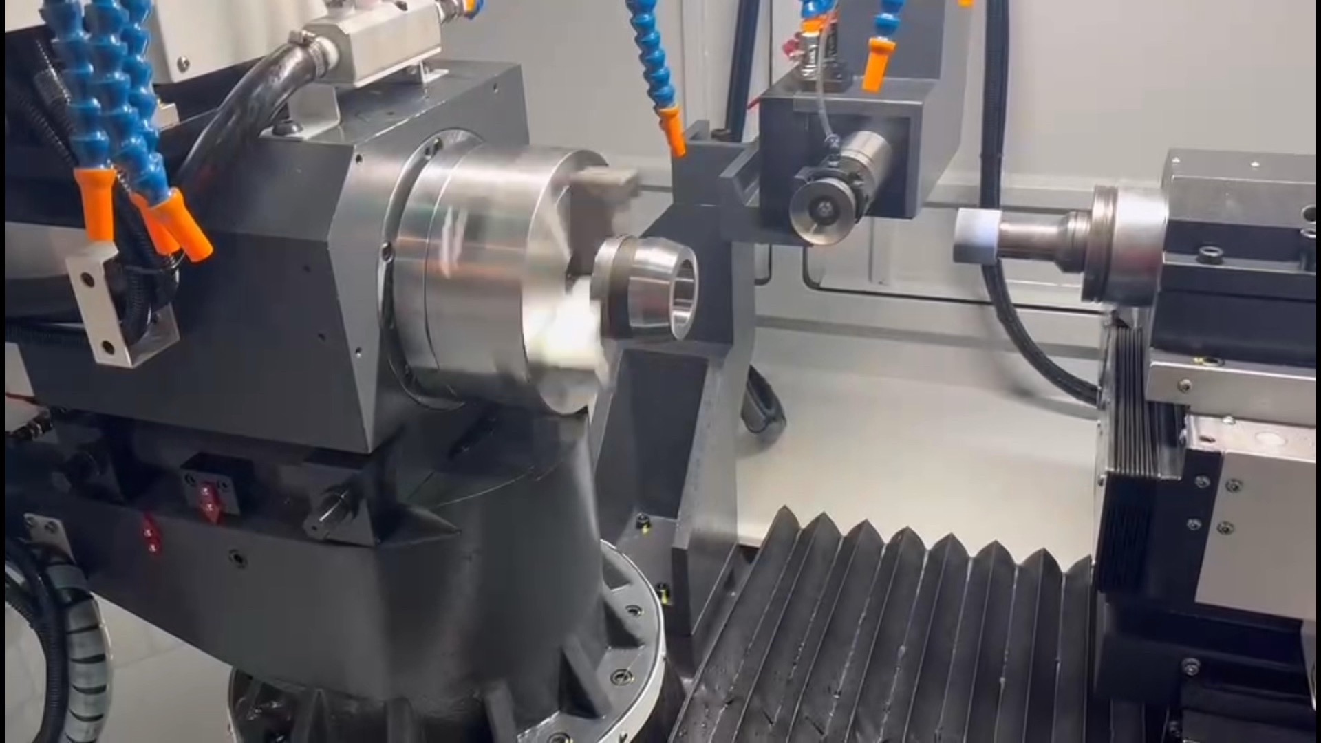 GN150R 摆动主轴+双主轴，挑战复杂内圆磨削